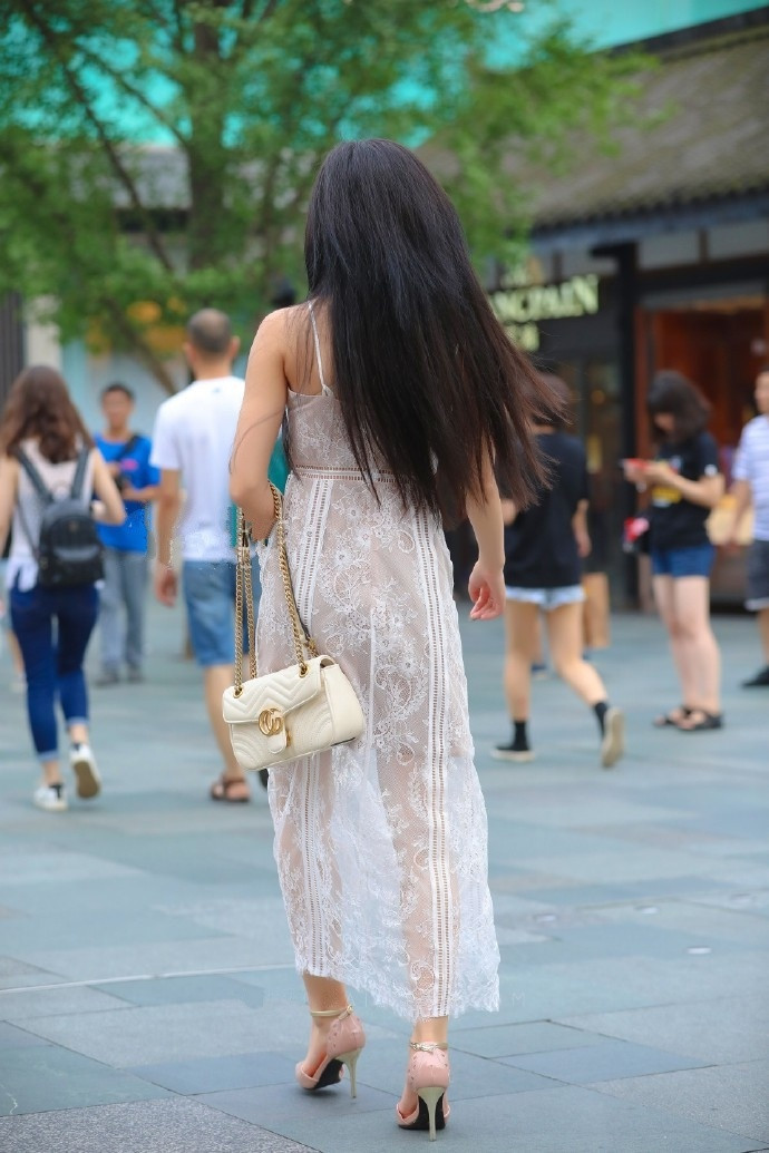 吊带裙|街拍: 小姐姐白色蕾丝吊带裙穿搭, 温柔又气质, 越看越喜欢!