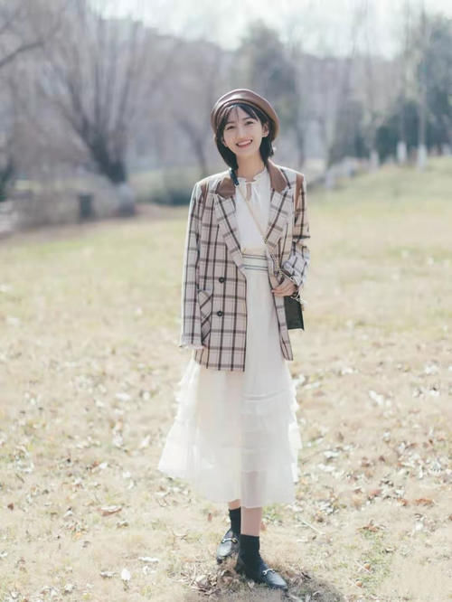 别说小个子穿半身裙不好看，常见的3个搭配法学会了，照样时尚