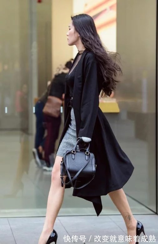 身材高挑|街拍:长风衣穿出了美女的好身材,长发飘逸,真的吸引眼球