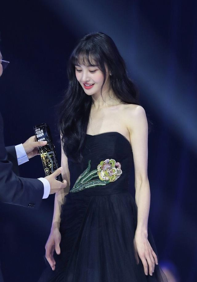 “老戏骨”惠英红好优雅,裸色刺绣裙精致高贵,60岁美得真实自信