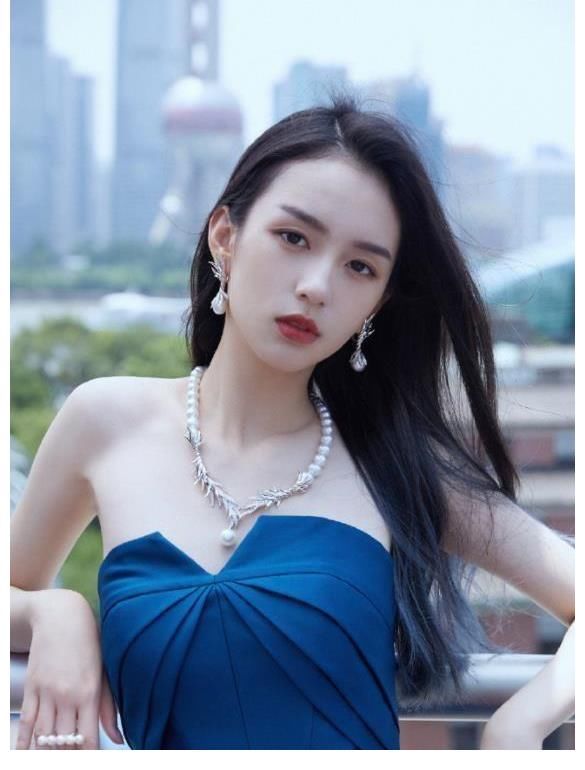 张艺兴|张艺兴新片路透曝光,与王传君同框引期待,戴眼镜被赞像大学生