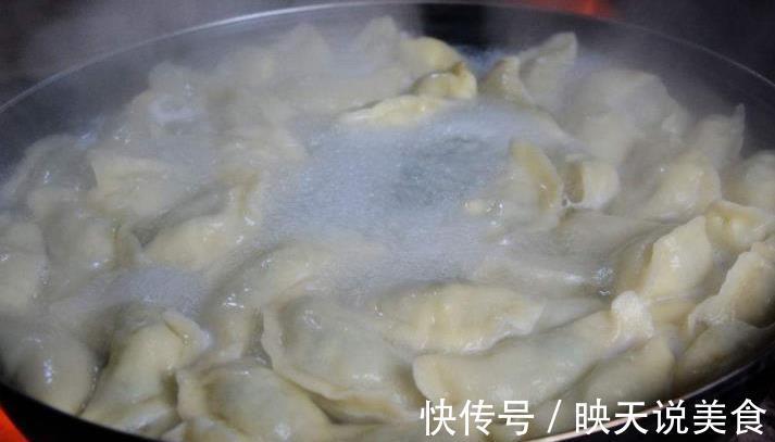 煮饺子要等水开再下锅吗掌握这几点,煮出的饺子不破皮,更劲道