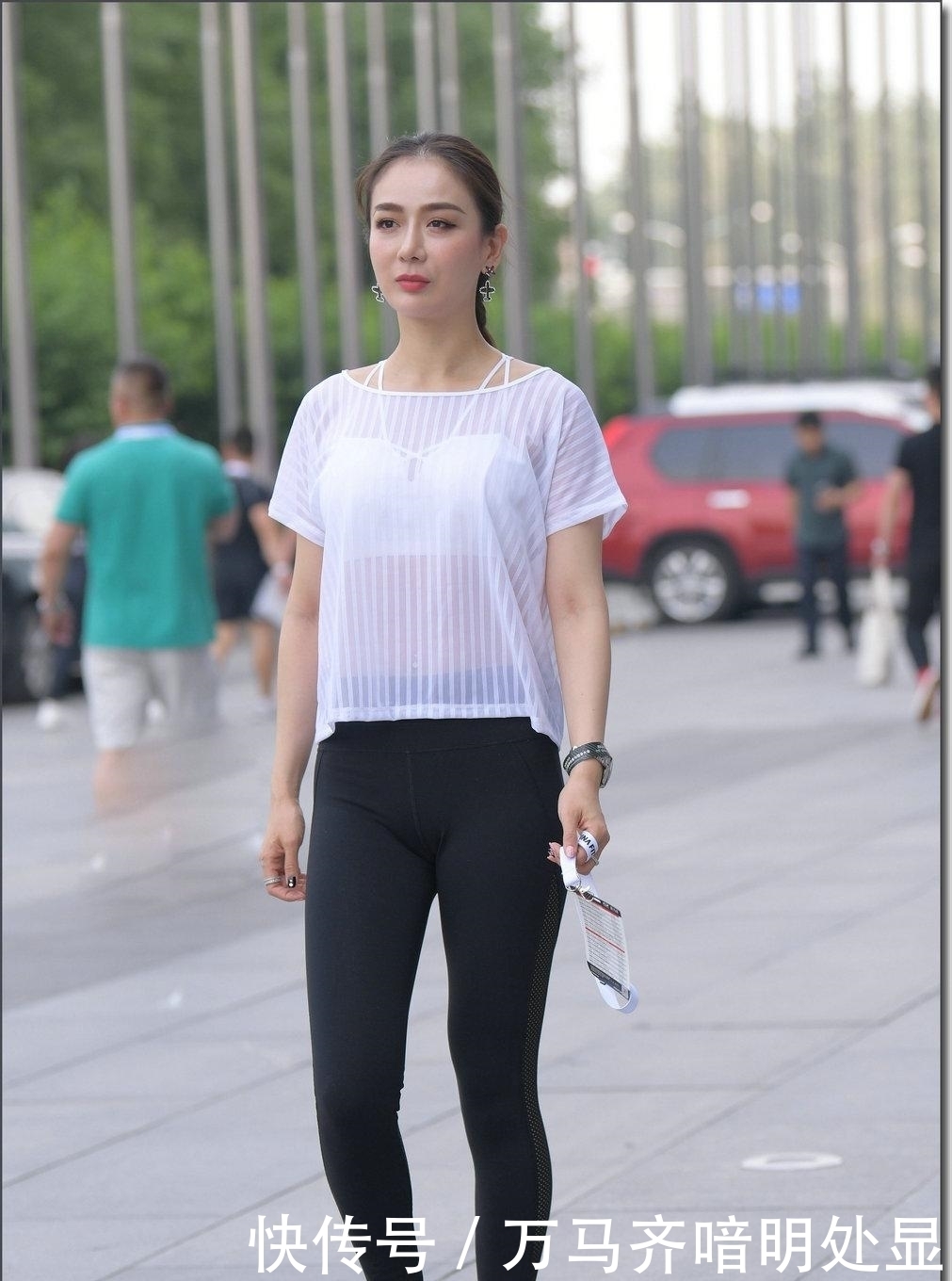 美女|街拍:爱健身爱锻炼的美女,紧身瑜伽裤凸显身材