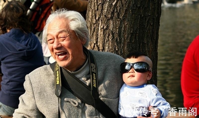 外公&父亲姓”操“,发愁给儿子起名字,外公说出一个名字全村称赞不绝