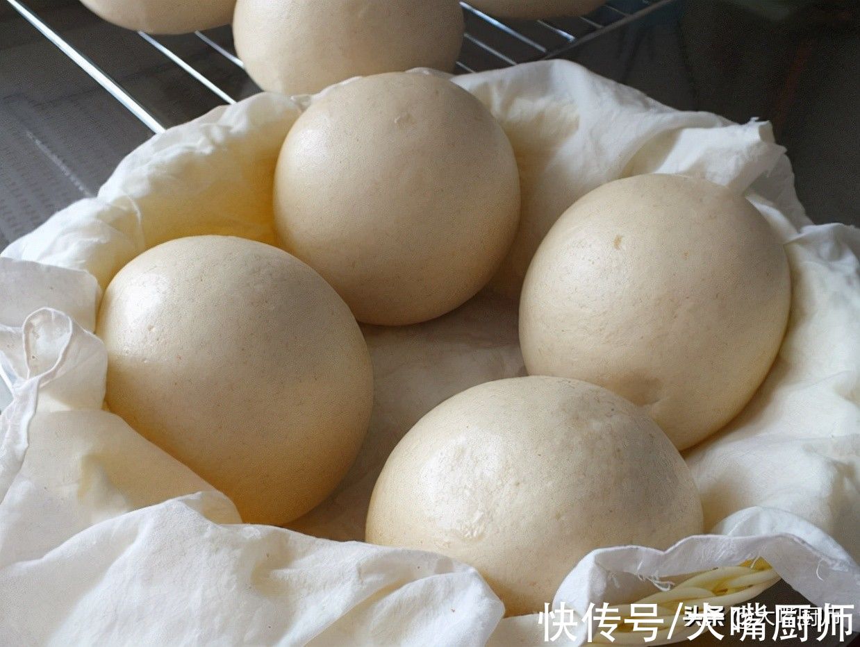 馒头保存别冷藏了,教你1招,放1年不干不开裂,像刚蒸的一样新鲜