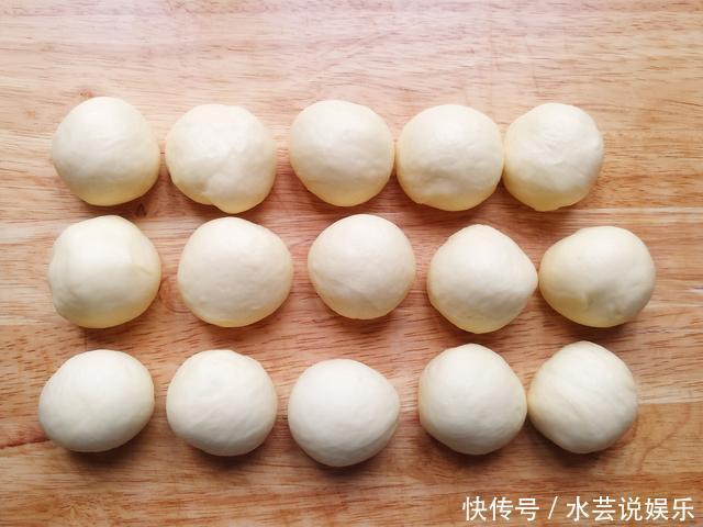 高筋面粉|学会用这种方法做面包,拉丝效果极佳,绵软又香醇,不信你也试试