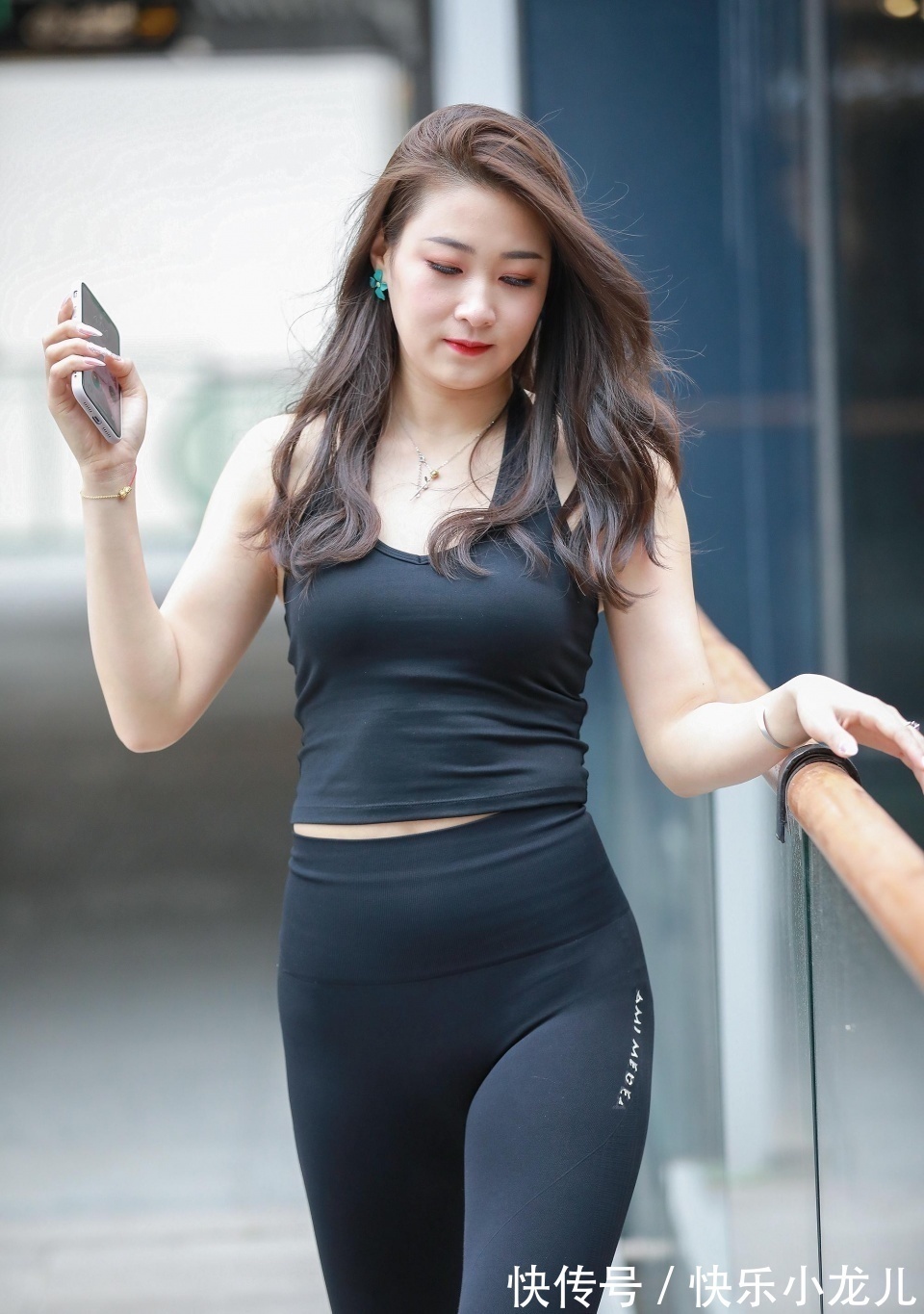 衣服 小姐姐身穿黑色运动背心,搭配黑色打底裤,靠在扶手上很时尚