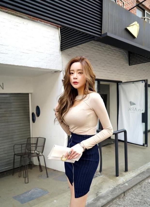 看上去|修身大气的一款拼接连衣裙,时尚百搭穿着整个人看上去干净清爽