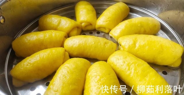 松软|入秋南瓜别蒸着吃，抓把红豆卷一卷，比面包还松软，我家1周吃3次！
