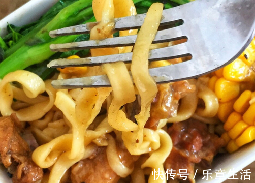 擀面杖|手擀面为啥一煮就断？和面时多放一味料，面条爽滑劲道不易断