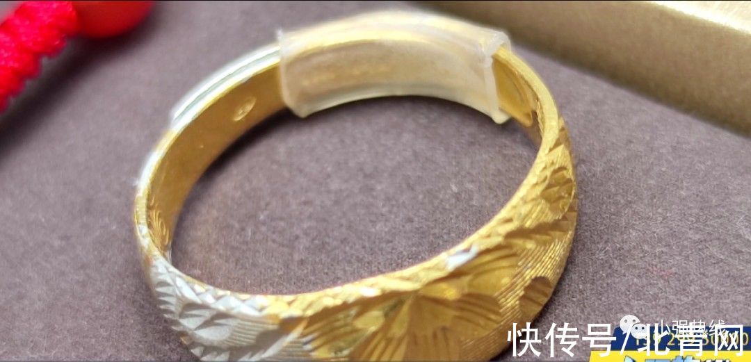 金戒指 女子在品牌首饰店买了一枚金戒指,仅戴一个月就“变色”了!商家:这是正常的