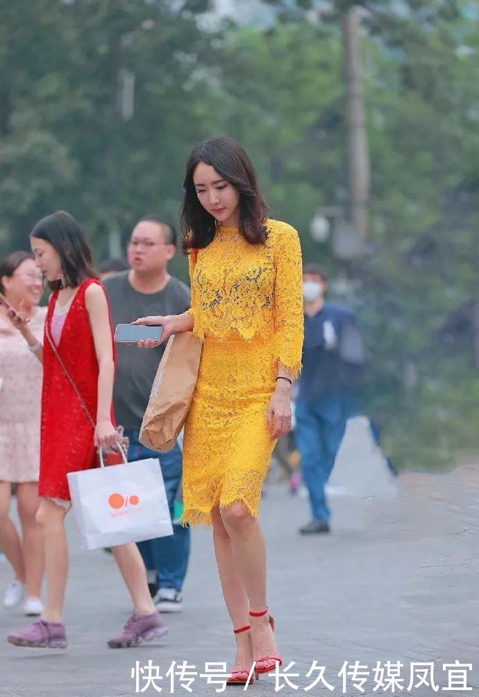 美女脚上一双白色的尖头高跟鞋,凸显出她的高挑的姿态