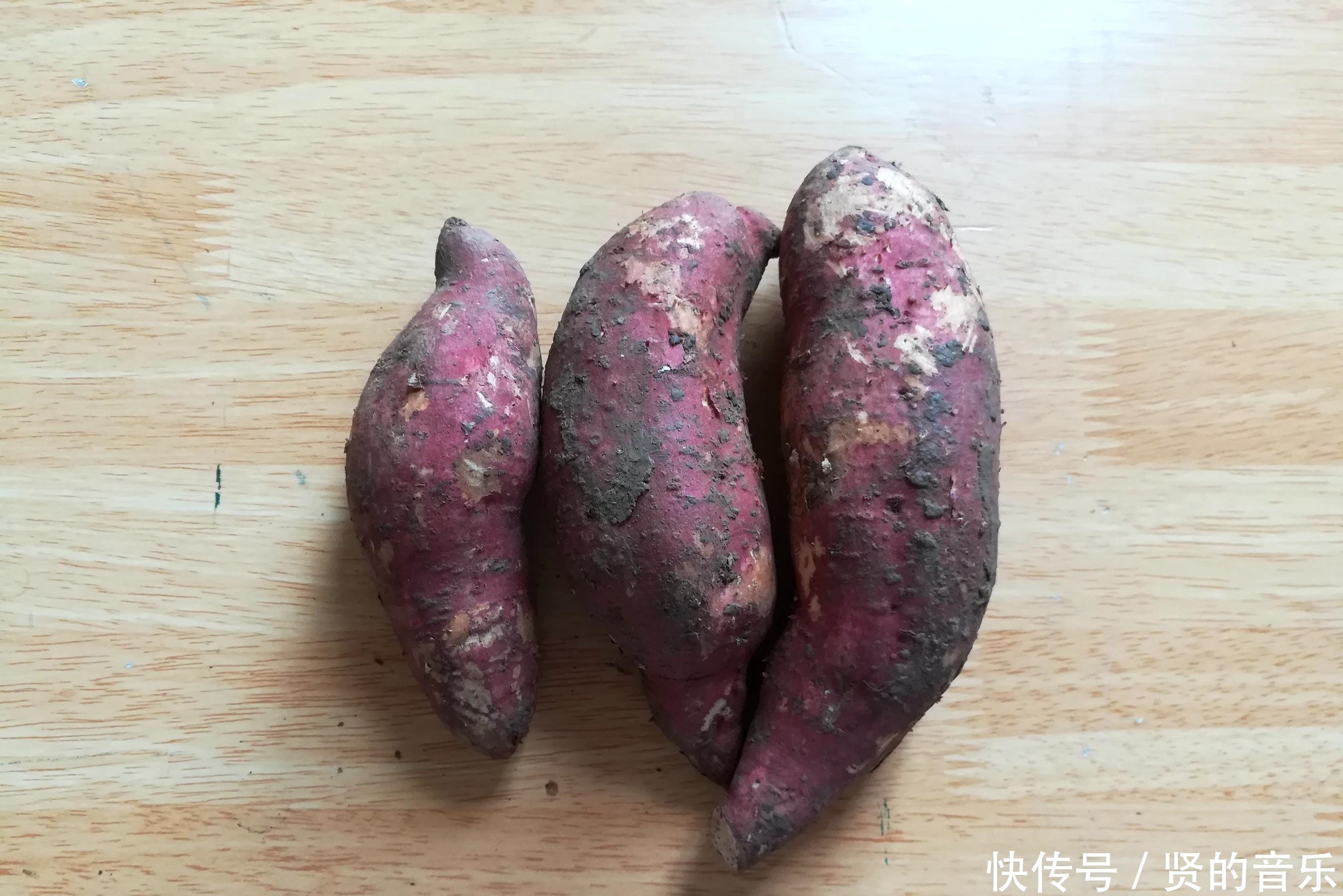 蛋糕程序|想吃烤红薯不用买，用电饭锅就能做，不放一滴水，软糯香甜超好吃