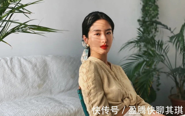 小蛮腰|秋季如何打造温柔风穿搭?选择针织衫就对了好看不过时,快学起来