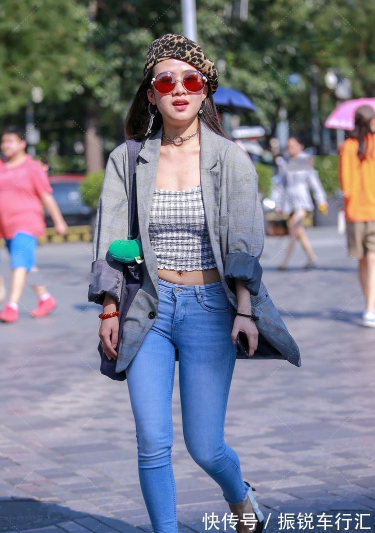 穿搭 搭配白蓝色牛仔裤,俏皮可爱的摩登少女穿搭