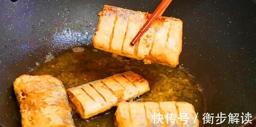 炸带鱼，用面糊还是淀粉？牢记“4要点”，带鱼酥香、不腥不吸油