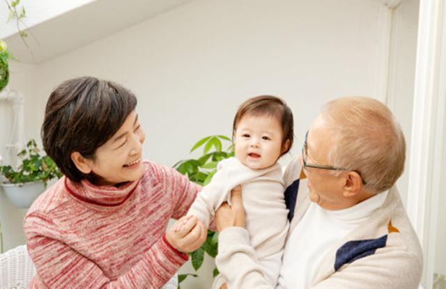 独苗|面对刚出生的“独苗”,姥爷和爷爷凝视半小时,网友:非静止画面