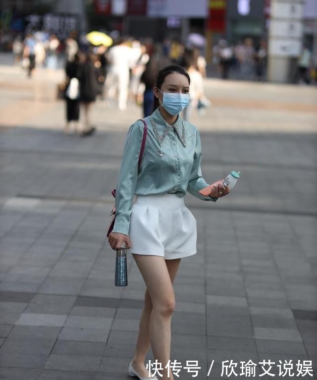 气质女孩的时尚职场穿搭，穿着镶钻的衬衫配尖头鞋，霸气十足