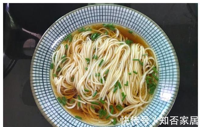 做法|夏天，面条最简单的做法，5分钟上桌，劲道滑爽又开胃，百吃不腻