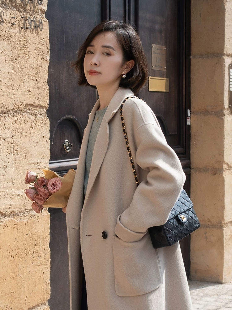 大衣 穿衣还是要懂配色,今年冬天多穿这几个流行色,温柔显白又高级