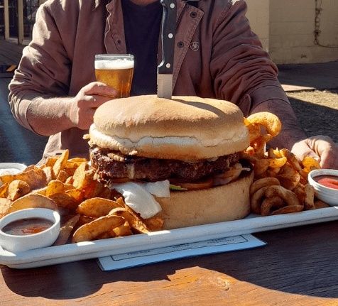  昆州“怪兽汉堡”走红网络，一份用掉1.2公斤肉！店家：谁能一人吃完，送一桶酒