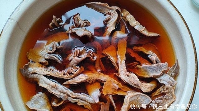 这菜儿子隔三差五喊我做,泡好加排骨炖一锅,连吃两碗饭,老香了