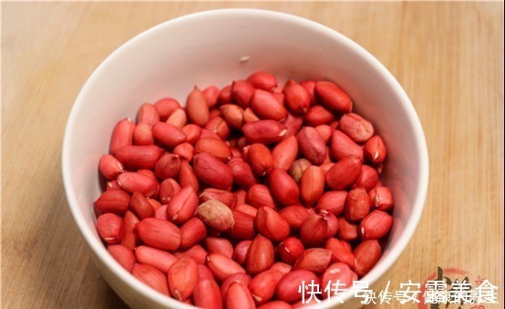 纸巾|剥花生米别手抠了,只需一张纸巾,2分钟就剥一大碗,又快不伤手