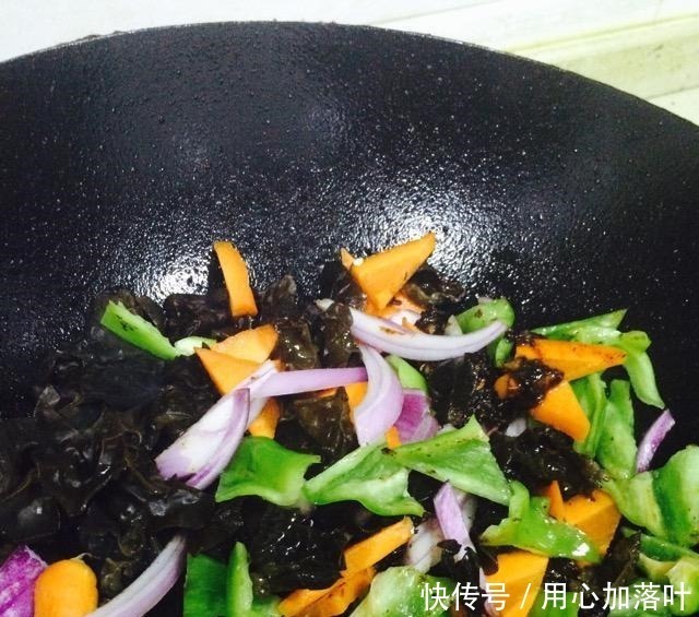 老人|豆腐这样做，简单快捷，好吃还下饭，四季可食，老人小孩都喜欢吃！