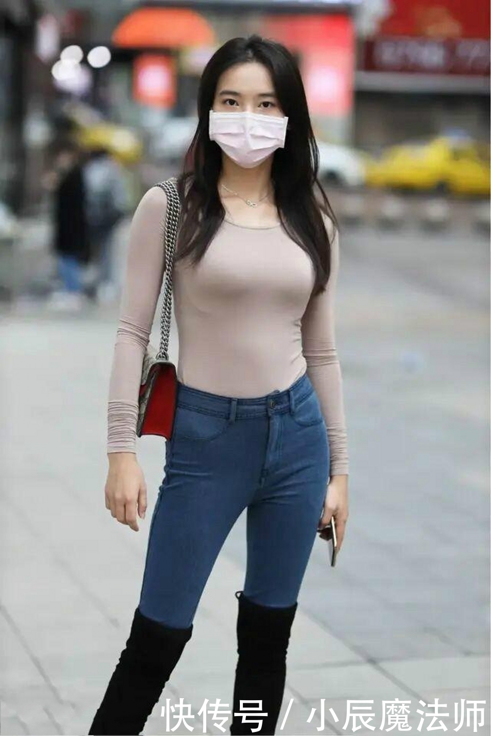 身材|路人街拍,一头靓丽的秀发,美女看起来很有运动潮人的感觉