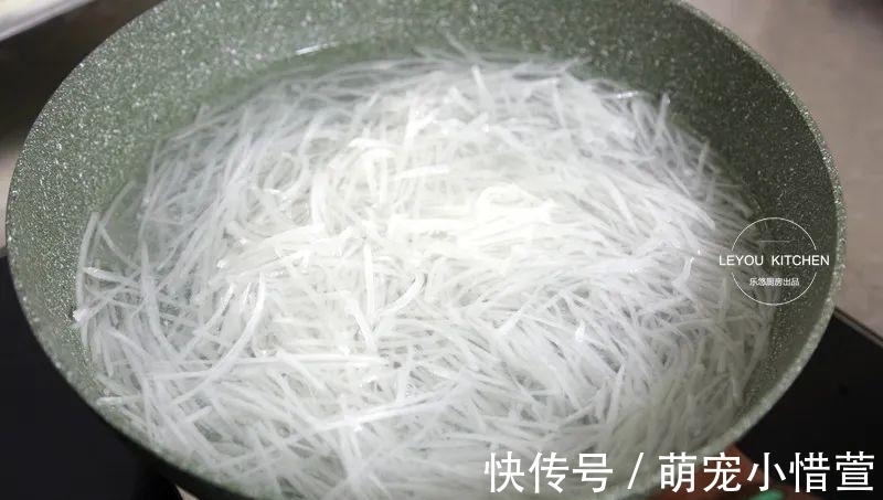 秋冬|秋冬适合多吃萝卜,和鸡蛋一起炖成汤,花不了5块钱,又鲜又好喝