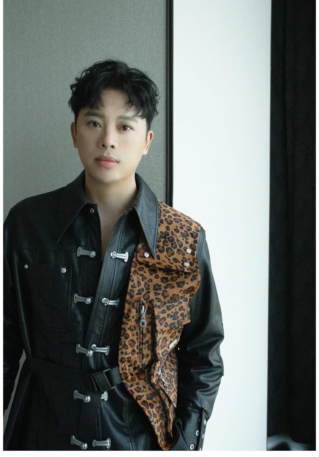 《閃光的樂(lè)隊(duì)》開(kāi)播，金潤(rùn)吉獨(dú)特嗓音引關(guān)注