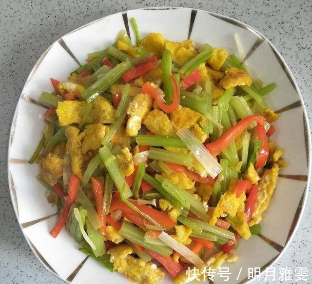 香味|香芹炒鸡蛋,入口充满了香味,很嫩,大人小孩都喜欢
