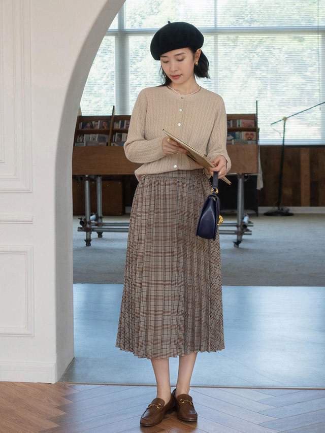 时尚博主|秋冬怎么穿才有气质?红色毛衣+黑色半身裙,知性又优雅