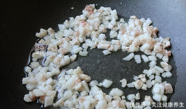 冬天,儿子迷上了吃它,咸香软糯,满满都是馅料,每次最少吃6个