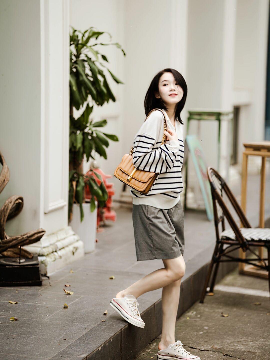 黑色|普通人也适合穿的风格,棕色衬衫+黑色牛仔裤,保暖又时尚!