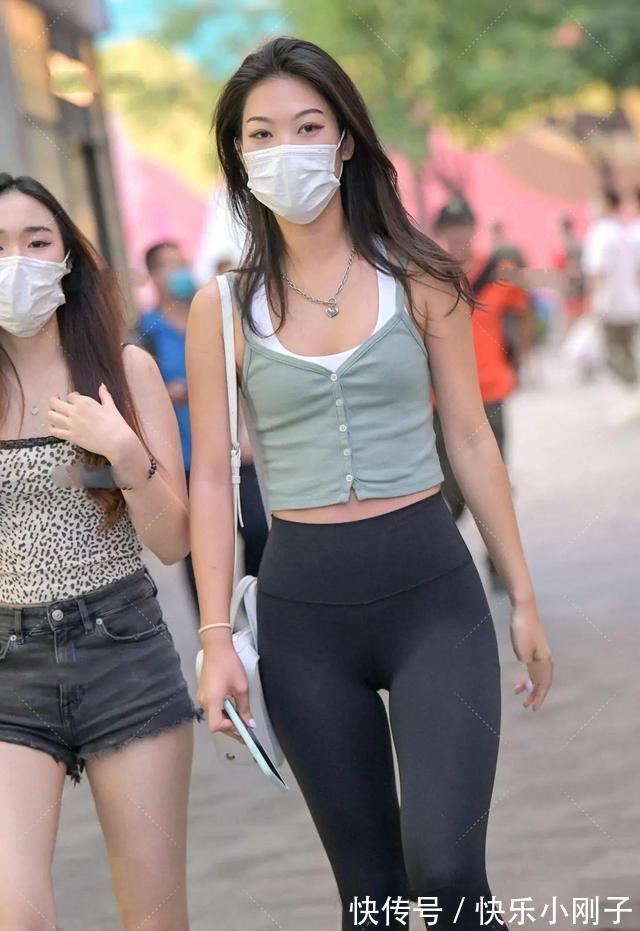 搭配 瑜伽裤的穿搭示范,选对裙型的女生,非常惬意