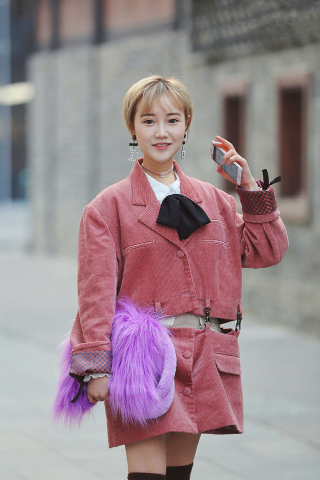 街拍:街头美女的穿着搭配太抢眼,光看背影就已经迷倒路人了