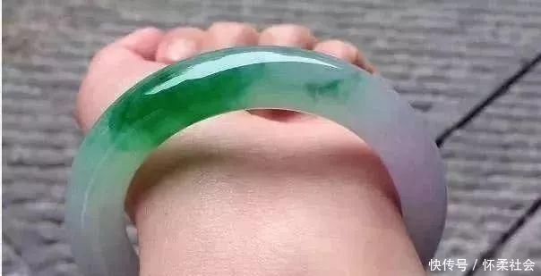 赌石|疯狂赌石,20万入手的木那翡翠原石,一刀切涨近千万