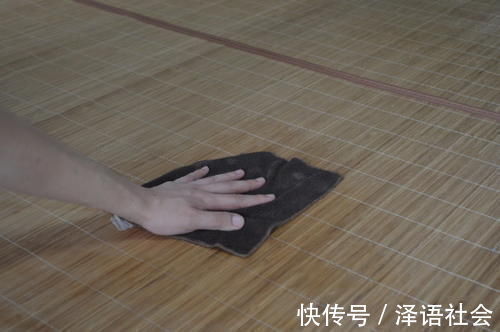 花露水|不管凉席多脏多粘,一个简单的方法,一年没洗的凉席,干净又凉爽