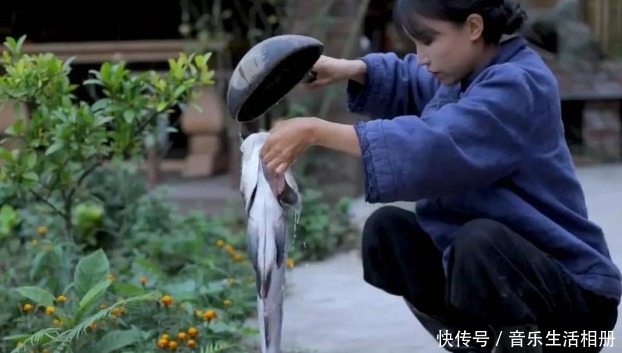 新鲜|李子柒给奶奶做“剁椒鱼头”,看清她家的鱼后,网友这也太假了!