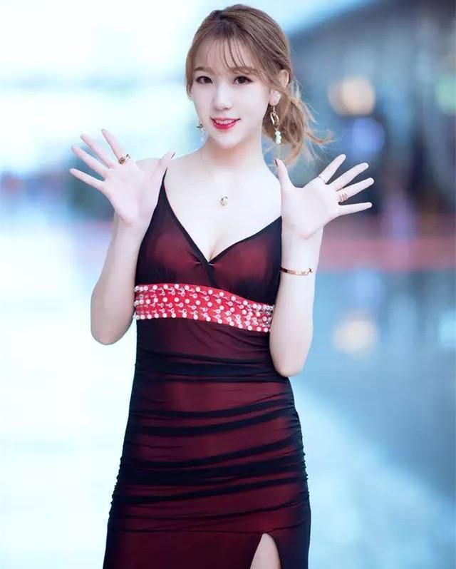 街拍:美女身穿黄色毛衣搭配小皮裙,笑容甜美可爱,非常时髦