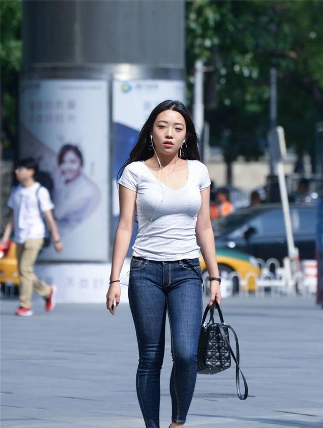 微胖 微胖身材怎么搭配,紧身牛仔裤和坡跟鞋组合,让你更具有魅力