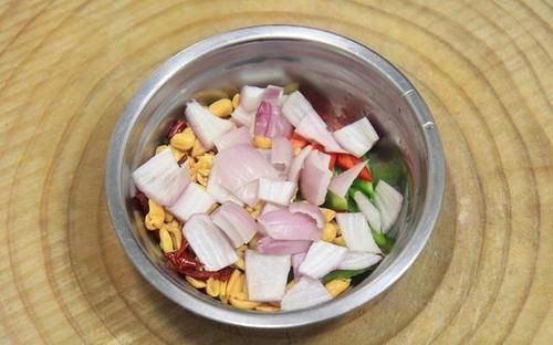 翻炒|厨师长教你“宫保鸡丁”又嫩又滑技巧,学会了不用出门在家就能做