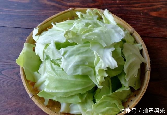  好吃|为啥饭店炒的包菜这么好吃？原来是后厨大师傅往里加了一勺“它”