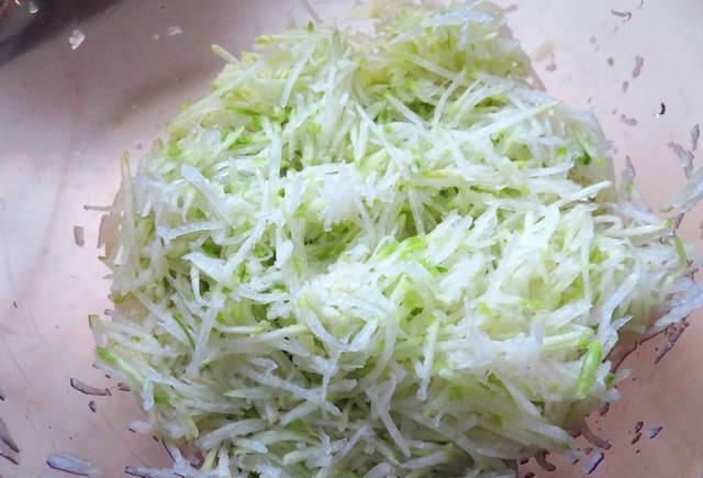 丸子|70岁的婆婆炸丸子，不光用萝卜还加它，炸好的丸子有独特的香味！