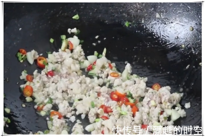 肉末茄子最好吃的做法,吃起来比肉都香,每次炒10根茄子都不够