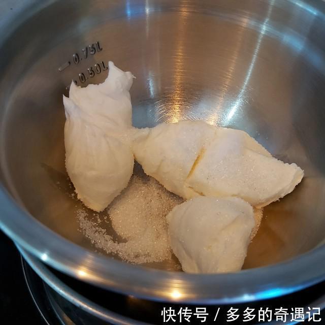 玉米淀粉|爆浆椰浆芝士奶盖蛋糕,切开一小口,竟然还是爆浆效果