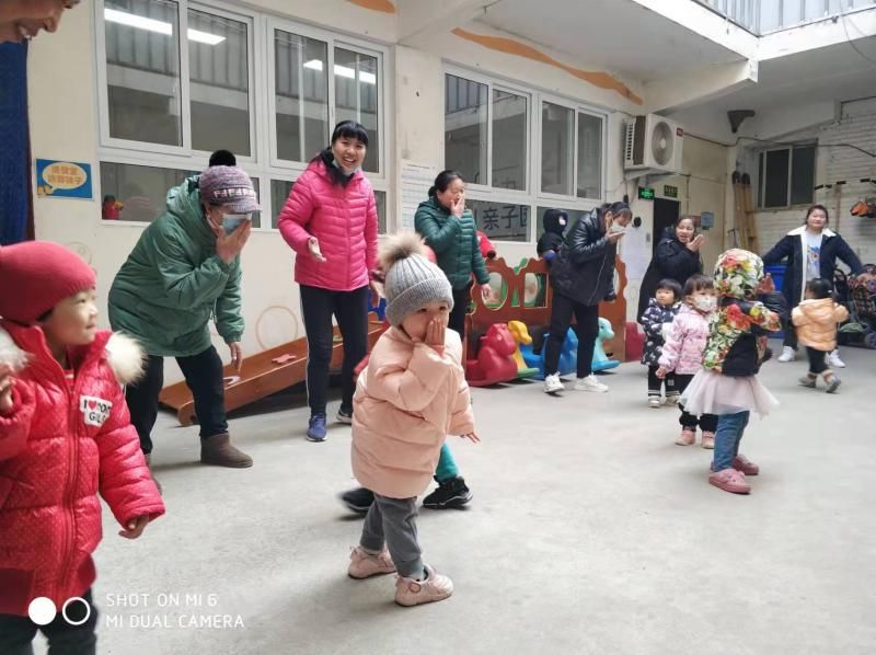 小芳|Qing听丨被流动家庭忽略的幼儿早教 他们想让2600万孩子受益