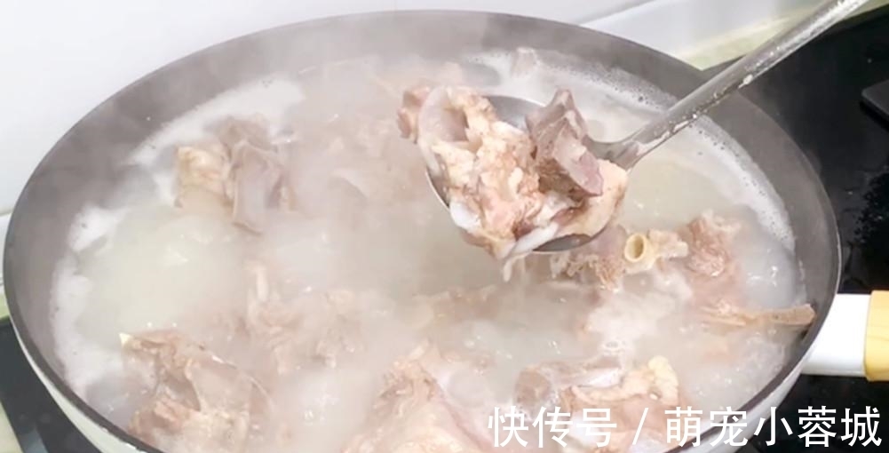 炖羊肉汤|炖羊肉时，有人先焯水，有人直接炖，大厨：全都不对，教正确做法