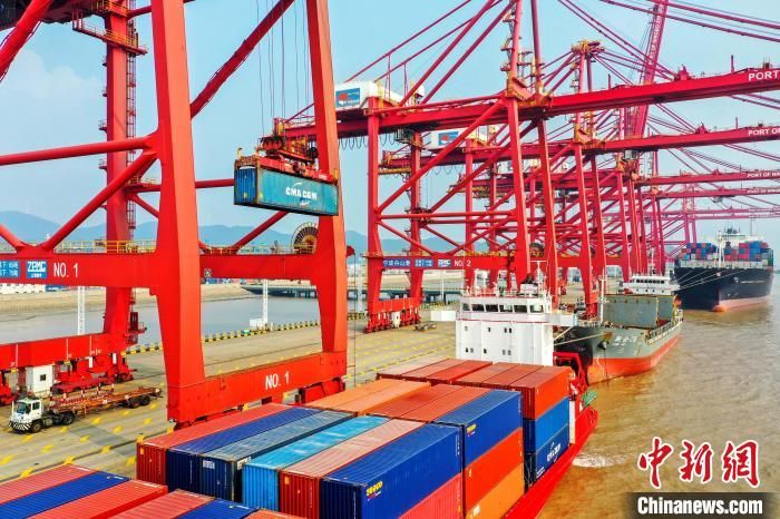 《浙江舟山港域完成货物吞吐量首次突破6亿吨》